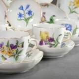 34 Teile Meissen Mokkaservice "Deutsche Blume", nach 1950, bestehend aus: 1 Mokkakanne (H. 17cm, Rose best. 2 Schleifstr.), 10 Mokkatassen/UT (H. 5,2cm, 10x 2 Schleifstr.), 7 Gebäcktellerteller (13,6/15,4cm, 1x… - Foto 3