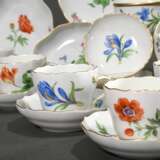 34 Teile Meissen Mokkaservice "Deutsche Blume", nach 1950, bestehend aus: 1 Mokkakanne (H. 17cm, Rose best. 2 Schleifstr.), 10 Mokkatassen/UT (H. 5,2cm, 10x 2 Schleifstr.), 7 Gebäcktellerteller (13,6/15,4cm, 1x… - Foto 4