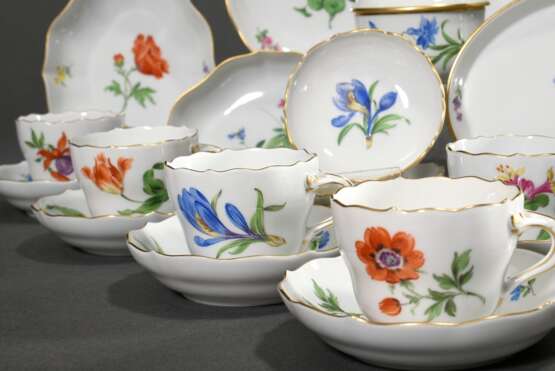 34 Teile Meissen Mokkaservice "Deutsche Blume", nach 1950, bestehend aus: 1 Mokkakanne (H. 17cm, Rose best. 2 Schleifstr.), 10 Mokkatassen/UT (H. 5,2cm, 10x 2 Schleifstr.), 7 Gebäcktellerteller (13,6/15,4cm, 1x… - Foto 4