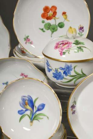 34 Teile Meissen Mokkaservice "Deutsche Blume", nach 1950, bestehend aus: 1 Mokkakanne (H. 17cm, Rose best. 2 Schleifstr.), 10 Mokkatassen/UT (H. 5,2cm, 10x 2 Schleifstr.), 7 Gebäcktellerteller (13,6/15,4cm, 1x… - photo 5