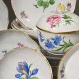 34 Teile Meissen Mokkaservice "Deutsche Blume", nach 1950, bestehend aus: 1 Mokkakanne (H. 17cm, Rose best. 2 Schleifstr.), 10 Mokkatassen/UT (H. 5,2cm, 10x 2 Schleifstr.), 7 Gebäcktellerteller (13,6/15,4cm, 1x… - photo 5