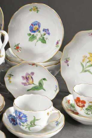 34 Teile Meissen Mokkaservice "Deutsche Blume", nach 1950, bestehend aus: 1 Mokkakanne (H. 17cm, Rose best. 2 Schleifstr.), 10 Mokkatassen/UT (H. 5,2cm, 10x 2 Schleifstr.), 7 Gebäcktellerteller (13,6/15,4cm, 1x… - photo 7