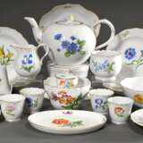 23 Teile Meissen Teeservice "Deutsche Blume", nach 1950, bestehend aus: 1 Teekanne (H. 13cm), 1 Rechaud mit Teelichteinsatz (H. 19cm), 4 Teetassen/UT (H. 5,4cm), 4 Kuchenteller (Ø 17,5cm, 3x 2 Schleifstr., min.… - Foto 1