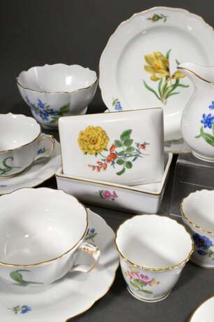 23 Teile Meissen Teeservice "Deutsche Blume", nach 1950, bestehend aus: 1 Teekanne (H. 13cm), 1 Rechaud mit Teelichteinsatz (H. 19cm), 4 Teetassen/UT (H. 5,4cm), 4 Kuchenteller (Ø 17,5cm, 3x 2 Schleifstr., min.… - фото 7