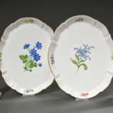4 Diverse Teile Meissen "Deutsche Blume", nach 1950: 2 ovale Platten (27x23cm) und 2 Leuchter (H. 15,5cm) - Foto 1