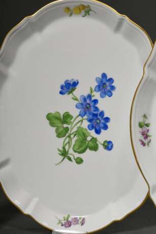 4 Diverse Teile Meissen "Deutsche Blume", nach 1950: 2 ovale Platten (27x23cm) und 2 Leuchter (H. 15,5cm) - photo 3