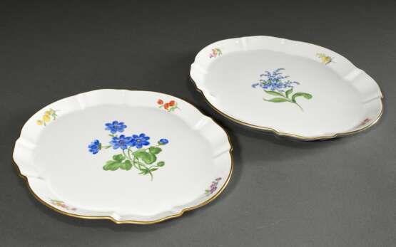 4 Diverse Teile Meissen "Deutsche Blume", nach 1950: 2 ovale Platten (27x23cm) und 2 Leuchter (H. 15,5cm) - Foto 4