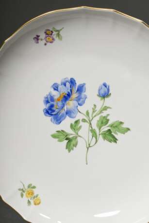 3 Diverse Teile Meissen "Deutsche Blume", nach 1950: Tortenteller (Ø 28cm) und 2 Leuchter (H. 15,5cm) - photo 2