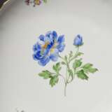 3 Diverse Teile Meissen "Deutsche Blume", nach 1950: Tortenteller (Ø 28cm) und 2 Leuchter (H. 15,5cm) - photo 2