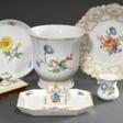 7 Diverse Teile Meissen &amp;quot;Deutsche Blume&amp;quot;, 20.Jh., bestehend aus: Prunkteller (Ø 22cm, 2 Schleifstr.), Übertopf mit Unterteller (H. 15,5cm) und 4 Teile Schreibgeschirr (Tintenwiege, Streubecher und Tinte… - Auction prices