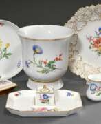 Produktkatalog. 7 Diverse Teile Meissen &quot;Deutsche Blume&quot;, 20.Jh., bestehend aus: Prunkteller (Ø 22cm, 2 Schleifstr.), Übertopf mit Unterteller (H. 15,5cm) und 4 Teile Schreibgeschirr (Tintenwiege, Streubecher und Tintenfass mi…