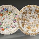 2 Diverse Meissen Prunkteller mit Reliefblüten Dekor, polychrom und gold bemalt, um 1900, Ø 22,5cm, Goldstaffage partiell berieben - photo 1