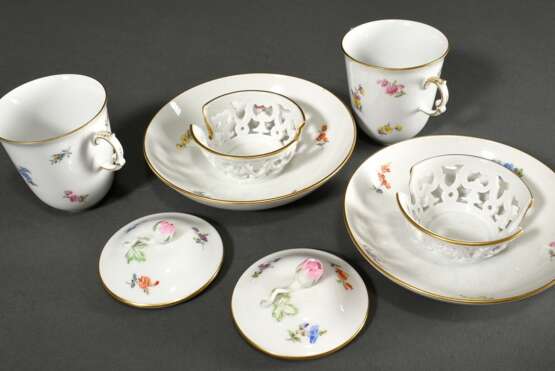 3 Teile Meissen: Mokkatasse/UT mit Relief Blümchen (H. 4cm, 1 Blüte best.) und 2 Trembleusen mit Streublümchen (H. 10cm, 1x 2 Schleifstr.), um 1900 und nach 1936 - photo 4