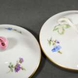 3 Teile Meissen: Mokkatasse/UT mit Relief Blümchen (H. 4cm, 1 Blüte best.) und 2 Trembleusen mit Streublümchen (H. 10cm, 1x 2 Schleifstr.), um 1900 und nach 1936 - Foto 6