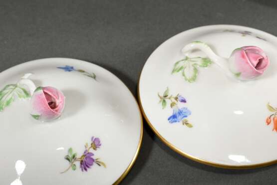 3 Teile Meissen: Mokkatasse/UT mit Relief Blümchen (H. 4cm, 1 Blüte best.) und 2 Trembleusen mit Streublümchen (H. 10cm, 1x 2 Schleifstr.), um 1900 und nach 1936 - photo 6