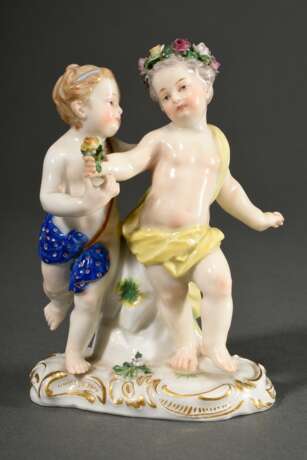 Meissen Figur "Tanzendes Blumenpaar", polychrom bemalt auf goldstaffiertem Rocaillesockel, Modellnr.: 2990, Bossiernr.: 101, Malernr.: 22, um 1900, H. 11,5cm, 1x Daumen fehlt - photo 1