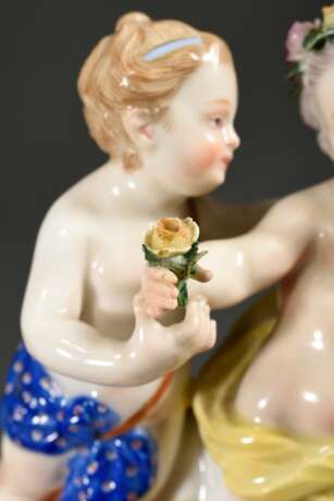 Meissen Figur "Tanzendes Blumenpaar", polychrom bemalt auf goldstaffiertem Rocaillesockel, Modellnr.: 2990, Bossiernr.: 101, Malernr.: 22, um 1900, H. 11,5cm, 1x Daumen fehlt - photo 7