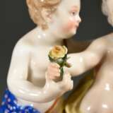 Meissen Figur "Tanzendes Blumenpaar", polychrom bemalt auf goldstaffiertem Rocaillesockel, Modellnr.: 2990, Bossiernr.: 101, Malernr.: 22, um 1900, H. 11,5cm, 1x Daumen fehlt - photo 7