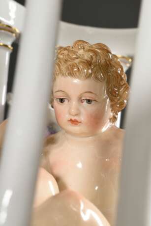 Meissen Figur „Amor im Käfig“, Boden sign., Bosiernr.: 101, Modellnr.: H. 95., H. 12cm, Ø 11cm, rechte Zeigefingerspitze abgebrochen, bestoßen, Haarriss - photo 8