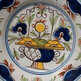 3 Kleine holländische Fayence Teller mit polychromer Schlickermalerei "Chinoiserie" und "Blumenvasen", Delft 18.Jh., ohne Marken, Ø 23-23,5cm, Ränder bestoßen - фото 10