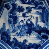 Fayence Buckelteller mit Chinoiserie Dekor in Blaumalerei, wohl Frankfurt, 18.Jh., Ø 34cm, bestoßen, Risse - Foto 7