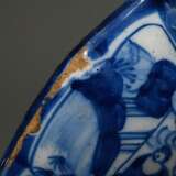 Fayence Buckelteller mit Chinoiserie Dekor in Blaumalerei, wohl Frankfurt, 18.Jh., Ø 34cm, bestoßen, Risse - Foto 8