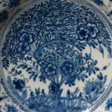 Fayence Teller mit reichem Blaumalerei Dekor „Garten mit Tulpenbaum“, verso bez. „B:P“ für De vergulde Blompot, Pieter Verburgh, Delft um 1760/1770, Ø 34cm, min. best. und rest. - фото 5