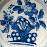 Paar holländische Fayence Teller mit floralem Blaumalerei Dekor „Fels und Blumen" nach asiatischem Vorbild, Delft Ende 18.Jh., ohne Marken, Ø 35cm, Ränder best. - фото 7
