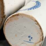 3 Diverse zylindrische Fayence Apothekengefäße mit Blaumalerei Kartuschen, um 1800, 1x mit Deckel, H. 12,5/20/25cm, best. - фото 13