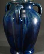 Изделия из керамики. Große Balustervase mit 3 Henkeln und bauchigem Korpus, Keramik mit blauer Verlaufsglasur, 1913-1929, Boden gestempelt: Mutz Witwe Altona, Modellnr. 43, H. 26cm, Vgl. Joppien/Bach, Modellverzeichnis der Keramiken der Manu…