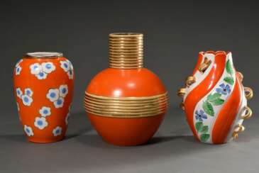 3 Diverse italienische Midcentury Vasen, um 1950, Keramik mit farbigen Dekoren und Vergoldung auf orangem Fond: 1 in Kugelform mit vergoldeten Rillenbändern um Korpus und Hals, sign. &quot;Rometti Italia A22&quot; (H. 32…