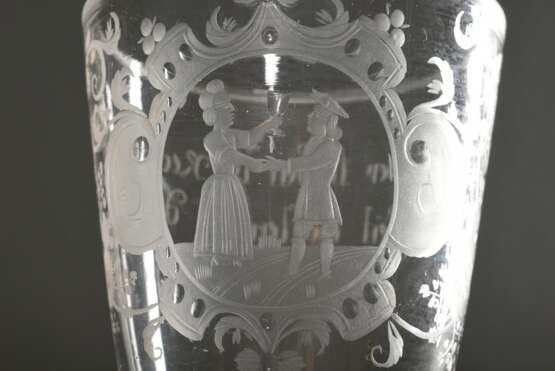 Großer Barock Pokal mit eingeschliffenem Motiv "Sich zuprostendes Paar" und Spruchband "Ein ander lieben ist redlich - Gesundheit halten ist dinlich" sowie rotem Faden im Stiel, 18.Jh. H. 22cm, Ø 9,5c… - Foto 3