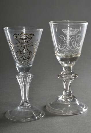 2 Diverse Barock Gläser mit eingeschliffenen Spiegelmonogrammen und eingefangenen Blasen im Stiel sowie umgeschlagenen Füßen, 18.Jh.: "F5 unter Krone" für König Frederik v. Dänemark (1723-1766) und "SFE 17… - фото 1