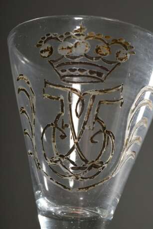 2 Diverse Barock Gläser mit eingeschliffenen Spiegelmonogrammen und eingefangenen Blasen im Stiel sowie umgeschlagenen Füßen, 18.Jh.: "F5 unter Krone" für König Frederik v. Dänemark (1723-1766) und "SFE 17… - фото 2