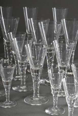 41 Gläser mit eingefangenen Blasen und mehrfach facettiertem Schaft: 9 Champagner (H. 21cm), 11 Wein (H. 18cm), 11 Sherry (H. 14,5cm) und 10 Schnaps (10cm) - photo 1