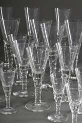 41 Gläser mit eingefangenen Blasen und mehrfach facettiertem Schaft: 9 Champagner (H. 21cm), 11 Wein (H. 18cm), 11 Sherry (H. 14,5cm) und 10 Schnaps (10cm)
