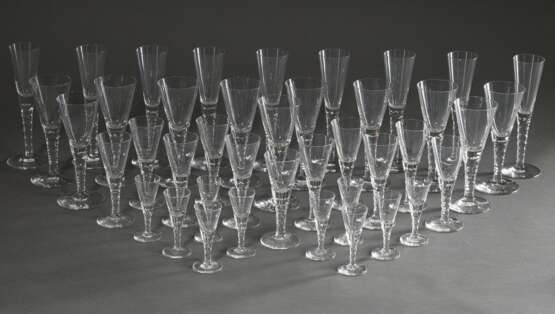 41 Gläser mit eingefangenen Blasen und mehrfach facettiertem Schaft: 9 Champagner (H. 21cm), 11 Wein (H. 18cm), 11 Sherry (H. 14,5cm) und 10 Schnaps (10cm) - photo 2