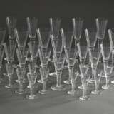 41 Gläser mit eingefangenen Blasen und mehrfach facettiertem Schaft: 9 Champagner (H. 21cm), 11 Wein (H. 18cm), 11 Sherry (H. 14,5cm) und 10 Schnaps (10cm) - photo 2