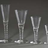 41 Gläser mit eingefangenen Blasen und mehrfach facettiertem Schaft: 9 Champagner (H. 21cm), 11 Wein (H. 18cm), 11 Sherry (H. 14,5cm) und 10 Schnaps (10cm) - photo 3