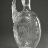 Reich beschliffene Kristall Kanne "Bacchusknabe in Weinlaub Kranz", um 1920, H. 25cm, Boden mit leichten Kratzern durch Gebrauch - Foto 2