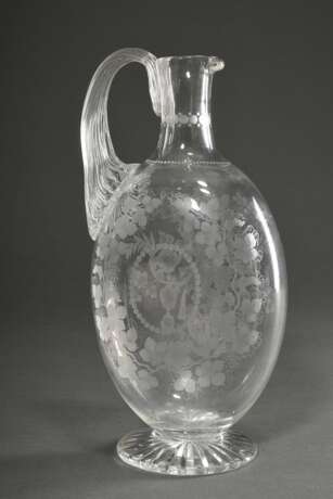Reich beschliffene Kristall Kanne "Bacchusknabe in Weinlaub Kranz", um 1920, H. 25cm, Boden mit leichten Kratzern durch Gebrauch - photo 2