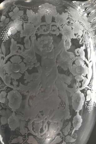 Reich beschliffene Kristall Kanne "Bacchusknabe in Weinlaub Kranz", um 1920, H. 25cm, Boden mit leichten Kratzern durch Gebrauch - photo 4