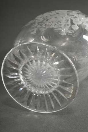 Reich beschliffene Kristall Kanne "Bacchusknabe in Weinlaub Kranz", um 1920, H. 25cm, Boden mit leichten Kratzern durch Gebrauch - Foto 6