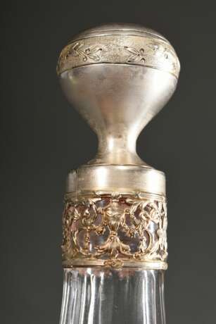 Kleine französische Kristall Karaffe mit facettiertem Korpus und floral durchbrochenem Silber 900 Fries sowie Stöpsel, um 1900, H. 19cm - фото 2