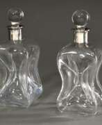 Aperçu. Paar kleine Gluckerflaschen mit eingezogenem Abriss, mittig eingezogen in eckiger Form mit fünf Kanälen und schlichten Stöpseln, Flaschenhälse Silber 835, H. 24cm