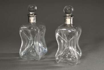 Paar kleine Gluckerflaschen mit eingezogenem Abriss, mittig eingezogen in eckiger Form mit fünf Kanälen und schlichten Stöpseln, Flaschenhälse Silber 835, H. 24cm