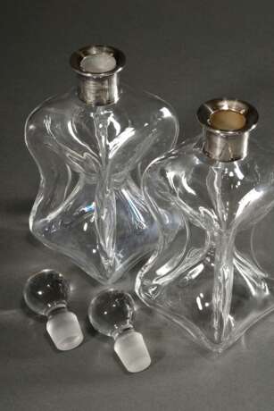 Paar kleine Gluckerflaschen mit eingezogenem Abriss, mittig eingezogen in eckiger Form mit fünf Kanälen und schlichten Stöpseln, Flaschenhälse Silber 835, H. 24cm - Foto 2