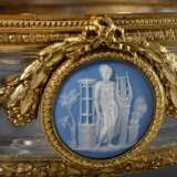 Dekorativer Glas Tafelaufsatz mit Ormolu Fassung im Louis XVI Stil sowie zwei Wedgwood Medaillons und seitlichen Ringhenkeln, um 1900, H. 23,5cm, Ø 22cm, etw. berieben, leichte Kratzer, kleine Defekte - Foto 4