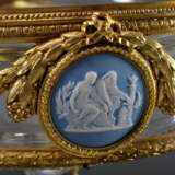 Dekorativer Glas Tafelaufsatz mit Ormolu Fassung im Louis XVI Stil sowie zwei Wedgwood Medaillons und seitlichen Ringhenkeln, um 1900, H. 23,5cm, Ø 22cm, etw. berieben, leichte Kratzer, kleine Defekte - Foto 5