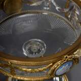 Dekorativer Glas Tafelaufsatz mit Ormolu Fassung im Louis XVI Stil sowie zwei Wedgwood Medaillons und seitlichen Ringhenkeln, um 1900, H. 23,5cm, Ø 22cm, etw. berieben, leichte Kratzer, kleine Defekte - Foto 6